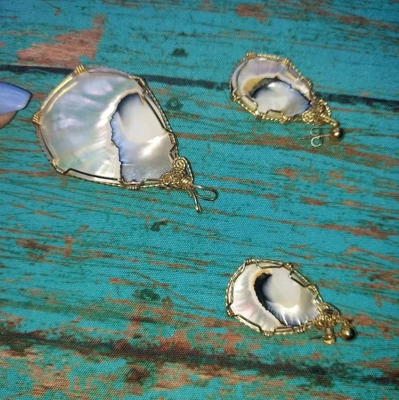 Vintage Shell Wire Wrap Pendant & Earrings Set - Picture 3 of 11